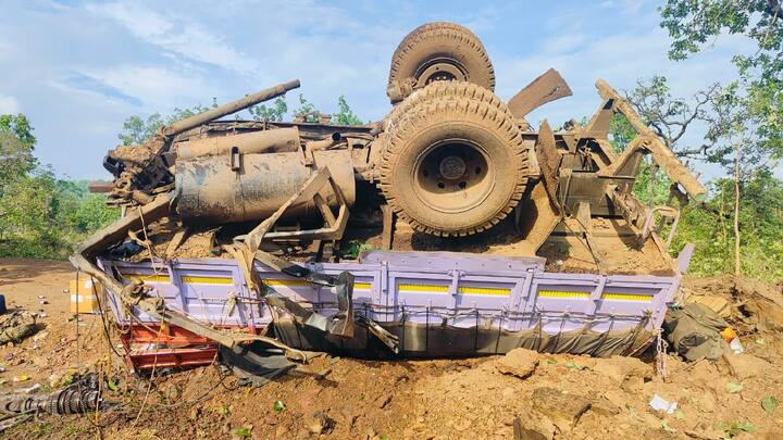 नक्षलवाद्यांनी आयडी स्फोट घडवून आणला, त्यामध्ये वाहनचालक विष्णू आणि आरक्षणक शैलेंद्र शहीद झाले असून घटनास्थळी तत्काळ सुरक्षा दलाचे पथक पाठवण्यात आले होते. दोन्ही जवानांचे मृतदेह बाहेर काढण्यात आल्याची माहिती संबंधित अधिकाऱ्यांनी दिली.