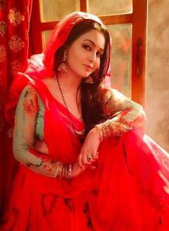 लाल साड़ी में 'अंगूरी भाभी' ने ढाया कहर, तस्वीरें देख फैंस हुए फिदा, आपने देखीं क्या?