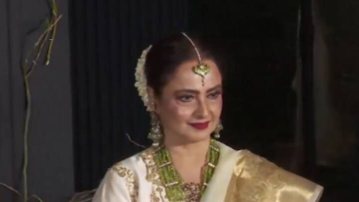 বরাবরের মতোই অনবদ্য রেখা। সোনাক্ষী-জাহিরকে আশীর্বাদ করতে পৌঁছন তিনিও।