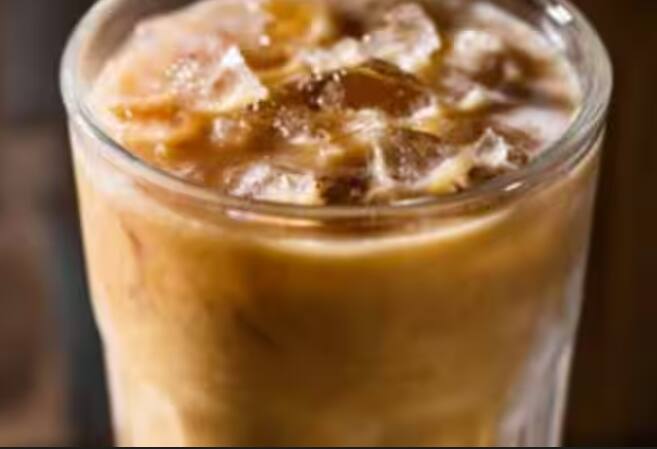 ਜ਼ਿਆਦਾਤਰ ਲੋਕ ਗਰਮੀ ਤੋਂ ਰਾਹਤ ਪਾਉਣ ਲਈ ਕਾਫੀ ਮਾਤਰਾ 'ਚ ਕੋਲਡ ਕੌਫੀ ਪੀਣਾ ਪਸੰਦ ਕਰਦੇ ਹਨ। ਲੋਕ ਹੌਟ ਕੌਫੀ ਅਤੇ ਚਾਹ ਦੀ ਥਾਂ ਕੋਲਡ ਕੌਫੀ ਬਹੁਤ ਸੁਆਦ ਨਾਲ ਪੀਂਦੇ ਹਨ। ਪਰ ਜ਼ਿਆਦਾ ਪੀਣ ਨਾਲ ਸਰੀਰ 'ਤੇ ਮਾੜੇ ਪ੍ਰਭਾਵ ਪੈਂਦੇ ਹਨ। ਇਨ੍ਹੀਂ ਦਿਨੀਂ ਪੂਰੇ ਦੇਸ਼ 'ਚ ਅੱਤ ਦੀ ਗਰਮੀ ਪੈ ਰਹੀ ਹੈ। ਇਸ ਦੌਰਾਨ ਜ਼ਿਆਦਾਤਰ ਲੋਕ ਚਾਹ ਅਤੇ ਕੌਫੀ ਦੀ ਬਜਾਏ ਕੋਲਡ ਕੌਫੀ ਪੀਣਾ ਪਸੰਦ ਕਰਦੇ ਹਨ ਪਰ ਤੁਹਾਨੂੰ ਦੱਸ ਦਈਏ ਕਿ ਇਸ ਨਾਲ ਕਈ ਬਿਮਾਰੀਆਂ ਦਾ ਖਤਰਾ ਵੱਧ ਜਾਂਦਾ ਹੈ।