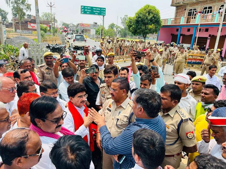 नाराज सपा नेताओं ने पुलिस और प्रशासन के खिलाफ नारेबाजी शुरू कर दी और विरोध करने लगे. जिसके बाद पुलिस ने सभी को हिरासत में ले लिया. 