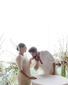 Sonakshi Sinha Wedding Look: बालों में गजरा...सफेद साड़ी, इस अंदाज में जहीर इकबाल की दुल्हन बनीं सोनाक्षी सिन्हा, देखिए कपल की पहली तस्वीरें