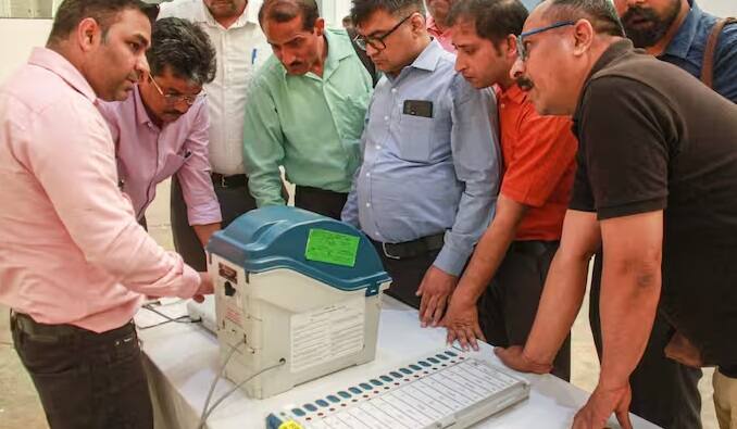 એસઓપી અનુસાર, સંબંધિત રાજ્યના મુખ્ય ચૂંટણી અધિકારીએ 4 જુલાઈ સુધીમાં પરિણામોની જાહેરાતની તારીખથી 30 દિવસની અંદર અરજદારોની એકીકૃત સૂચિ ઉત્પાદકોને મોકલવાની રહેશે. ચૂંટણી પંચે કહ્યું કે મુખ્ય ચૂંટણી અધિકારીએ નિર્ધારિત સમયના 15 દિવસ પહેલા નિર્માતાઓને આ અંગે જાણ કરી હતી.