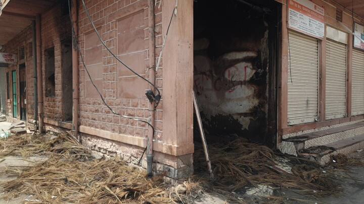 डीसीपी राजेश कुमार यादव ने बताया कि शुक्रवार की रात को सांप्रदायिक उपद्रव के दौरान पत्थरबाजी की गई थी. पुलिस ने क्षेत्र में ड्रोन उड़कर जिन लोगों की छतों पर पत्थर पड़े थे उन्हें घरों को चिन्हित किया गया. उसके बाद जिन्ह घरों से पत्थर बरामद किए गए हैं. उनको भी पुलिस ने नामजद किया है. उनके खिलाफ सख्त कानूनी कार्रवाई की जाएगी.