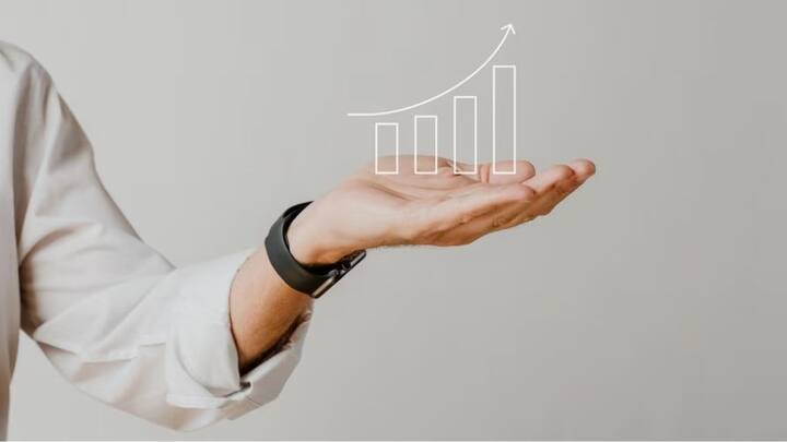 মেয়াদ শেষ হওয়ার আগে পিপিএফ থেকে টাকা তোলার জন্য মোট জমানো টাকার ৫০ শতাংশই কেবল তোলা যায়। ছবি- ফ্রিপিক