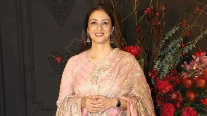 যেখানেই যান, দ্যুতি ছড়ান তিনি। সোনাক্ষী-জাহিরের রিসেপশনে একই রূপে দেখা গেল তব্বুকে।