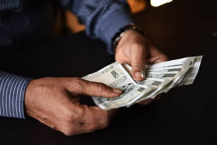 প্রতি ক্ষেত্রেই বিক্রেতারা ৫ শতাংশ টিডিএস কেটে জয়ী টিকিট প্রতি লভ্যাংশ পেয়ে থাকেন। কোনও টিকিট যদি সেম সিরিজে পুরস্কার জেতে তাহলে সেই অঙ্ক বাড়ে।