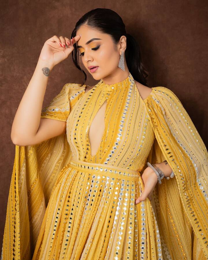 ఇప్పటి వరకు శ్రీముఖి చేసిన అన్ని షోలు ఆడియెన్స్ ను బాగానే అలరించాయి. ఆమె కోసమే టీవీ చూసే వాళ్లు కూడా చాలా మంది ఉన్నారంటే ఆశ్చర్యం కలగకమానదు. Photo Credit: Sreemukhi/Instagram