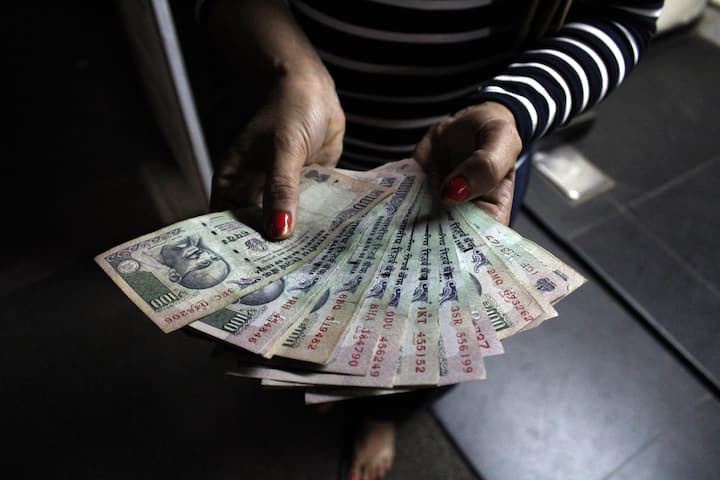 একইভাবে দ্বিতীয়, তৃতীয়, চতুর্থ, পঞ্চম পুরস্কার জয়ী টিকিটটির মালিকের মতো বিক্রেতারাও পেয়ে থাকেন নির্দিষ্ট টাকার আর্থিক পুরস্কার। সেই পরিমাণটি নিম্নরূপ।