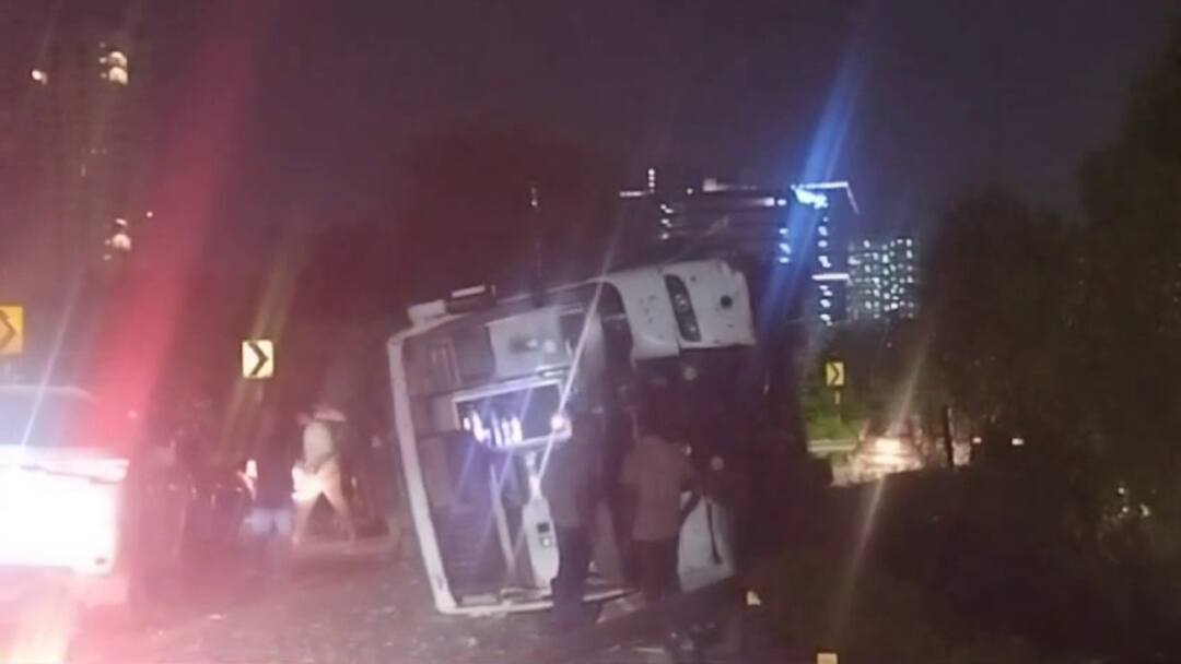 Private travels bus overturned near Narsingi Outer Ring Road in hyderabad Hyderabad Accident: ఔటర్ రింగ్ రోడ్డుపై ప్రైవేట్ ట్రావెల్స్ బస్సు బోల్తా, ఇద్దరు దుర్మరణం - డ్రైవర్ మద్యం మత్తే కారణమా?