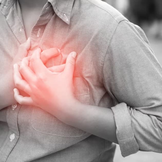 सांस लेने में दिक्कत होना भी दिल का दौरा पड़ने का संकेत हो सकता है। अगर आपको थोड़ा सा काम करने पर भी सांस लेने में दिक्कत हो रही है तो ऐसी स्थिति में आपको बिना देर किए डॉक्टर के पास जाना चाहिए।