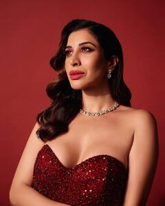 sophie choudry: સોફી ચૌધરીએ રેડ હોટ લૂકમાં આપ્યા પોઝ, તસવીરો વાયરલ