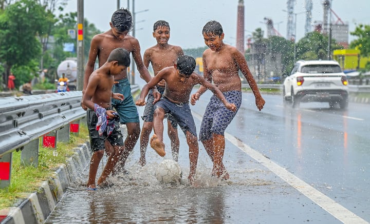 ২৬ জুন থেকে ২৭ জুন সকাল পর্যন্ত গোটা দক্ষিণবঙ্গে বৃষ্টির পূর্বাভাস দিয়েছে আবহাওয়া দফতর। পশ্চিমের চার জেলা- বীরভূম, পশ্চিম বর্ধমান, পুরুলিয়া ও বাঁকুড়ায় বজ্রবিদ্যুৎ-সহ বৃষ্টি হতে পারে, তার সঙ্গেই ৩০-৪০ কিলোমিটার প্রতিঘণ্টায় ঝোড়ো হাওয়া বইতে পারে। দক্ষিণবঙ্গের বাকি জেলায় ঝোড়ো হাওয়ার পূর্বাভাস না থাকলেও বজ্রবিদ্যুৎ-সহ বৃষ্টির পূর্বাভাস রয়েছে। তথ্য: IMD কলকাতার X হ্যান্ডেল, ছবি: PTI/Getty