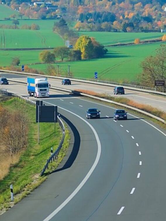 किस देश में बिना किसी स्पीड लिमिट के गाड़ी दौड़ा सकते हैं