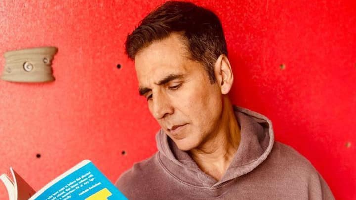 অক্ষয়ের প্রিয় বিটরুট টিক্কি তৈরি করতে প্রথমেই দরকার বেশ কিছুটা পরিমাণে বিট ও পনির। দুটোকেই পরিষ্কার করার পরে গ্রেট করে নিতে হবে। তবে একেবারে মিহি হবে না। পনিরের জায়গায় আলুও ব্য়বহার করতে পারেন।