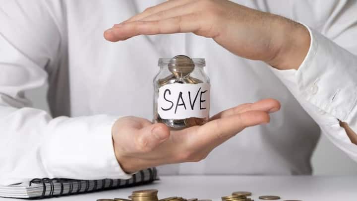 তবে কোনও অর্থবর্ষের শুরুতে এককালীন কিছু টাকা ৫ এপ্রিলের মধ্যে রাখেন তাহলে লাভবান হবেন আপনি। ছবি- ফ্রিপিক