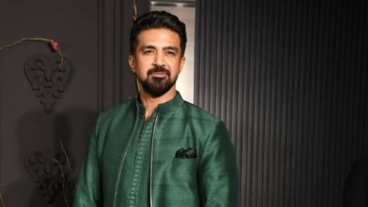 বিয়ে থেকে রিসেপশন, সকাল থেকে দেখা গিয়েছে সাকিব সেলিমকে। জাহিরের ব্যাচেলর পার্টিতেও হাজির ছিলেন তিনি। আজ ছিলেন কন্যাপক্ষের তরফে।