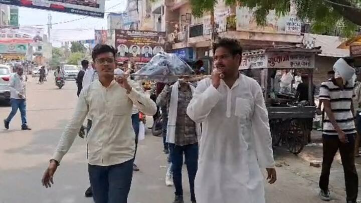 Kanpur News: परीक्षा कराने वाली एजेंसी की अर्थी निकालकर अंतिम संस्कार कर छात्रों ने अपना सिर मुंडवा दिया, जिस तरह से हिंदू धर्म के अनुसार अंतिम संस्कार होता है ठीक उसी तर्ज पर उन्होंने किया.