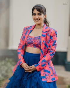 Sravanthi Chokkarapu: ముసిముసి నవ్వులతో కట్టిపడేస్తున్న యాంకర్ స్రవంతి- కొత్త ఫోటోలు చూశారా?