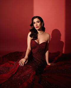 sophie choudry: સોફી ચૌધરીએ રેડ હોટ લૂકમાં આપ્યા પોઝ, તસવીરો વાયરલ