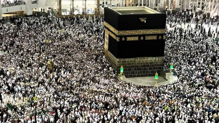 Indonesian man died in Hajj due to heat wave in Mecca family celebrate his death said we are happy Pilgrim Deaths in Mecca : हज पर मक्का गए इस शख्स की गई जान, मातम की जगह खुशियां मना रहा परिवार, बड़ा खुलासा