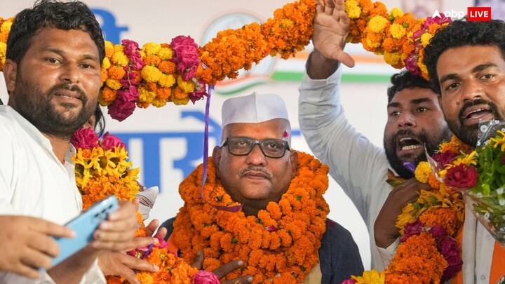 कांग्रेस नेता अजय राय ने कहा कि आज नीट पेपर लीक मामले को लेकर आज बच्चे आए थे. मैंने उनसे कहा कि आप चिंता मत करो हम आपके साथ हैं. मैं इसलिए उनसे मिला कि वो बच्चें अवसाद में न चलें जाए. इसलिए बच्चों को एक मजबूत पारिवारिक साथ चाहिए.