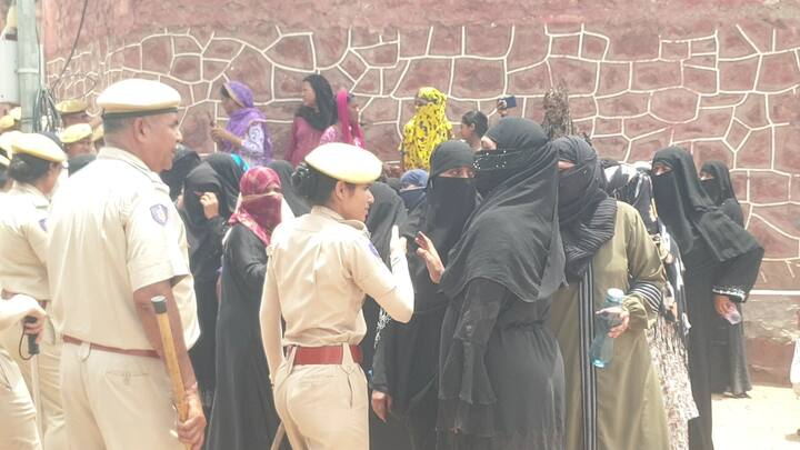 इसी दौरान महिलाएं पुलिस थाने के बाहर पुलिस और प्रशासन के खिलाफ नारेबाजी करने लगी. जिसे देखकर पुलिस ने विरोध प्रदर्शन कर रही महिलाओं को क्षेत्र में धारा 144 लागू होने का हवाला दिया. महिलाओं को एक साथ इकट्ठा होने से रोकने को कहा महिला थाना (पूर्व) एसएचओ दीप्ति गोरा ने लाउडस्पीकर अनाउंस कर महिलाओं को मौके से जाने के लिए कहा और महिलाओं से समझाइश भी की कुछ देर बाद महिलाएं मौके से चली गई.