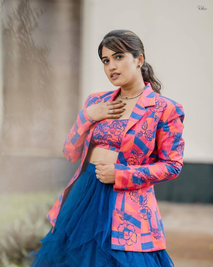 సోషల్ మీడియాతో స్రవంతి బాగా పాపులర్ అయ్యింది. యూట్యూబ్ వీడియోలతో మంచి గుర్తింపు తెచ్చుకుంది. Photo Credit: sravanthi_chokarapu/Instagram