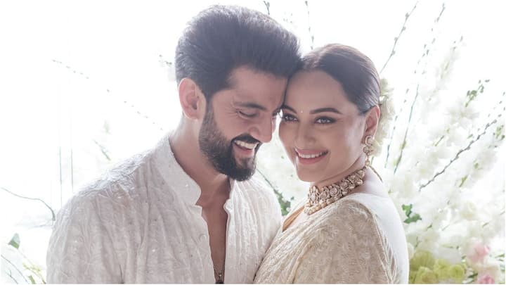 Sonakshi Sinha First Wedding Photos: బాలీవుడ్ హీరోయిన్ సోనాక్షి సిన్హా ఓ ఇంటి కోడలు అయ్యింది. ప్రేమించిన జహీర్ ఇక్బాల్ ను పెళ్లి చేసుకుంది. ఆ వెడ్డింగ్ ఫోటోలు చూడండి. (Image: aslisona / Instagram)