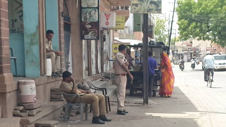 पुलिस कमिश्नरेट वेस्ट के डीसीपी राजेश कुमार यादव ने एबीपी न्यूज़ से बातचीत करते हुए बताया कि शुक्रवार की रात को दो समुदायों के बीच विवाद होने के बाद दंगाइयों के द्वारा पत्थरबाजी की थी. पत्थरबाजी के दौरान पुलिस के दो अधिकारी घायल हुए थे. वही एक महिला की आंख की रोशनी चली गई है. इसके बाद पुलिस ने मकान की तलाशी के लिए सर्च अभियान ड्रोन की मदद से चलाया तो देख कर हैरान रह गए.