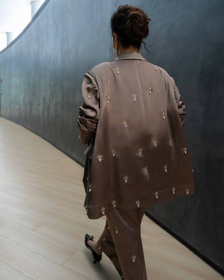 ఇప్పుడు బాలీవుడ్‌ ఎంట్రీ కూడా ఇవ్వబోతుంది. చివరకి సైరన్‌ మూవీలో అలరించిన ఈ భామ ప్రస్తుతం హిందీ చిత్రం 'బేబీ జాన్‌' షూటింగ్‌తో బిజీగా ఉంది.