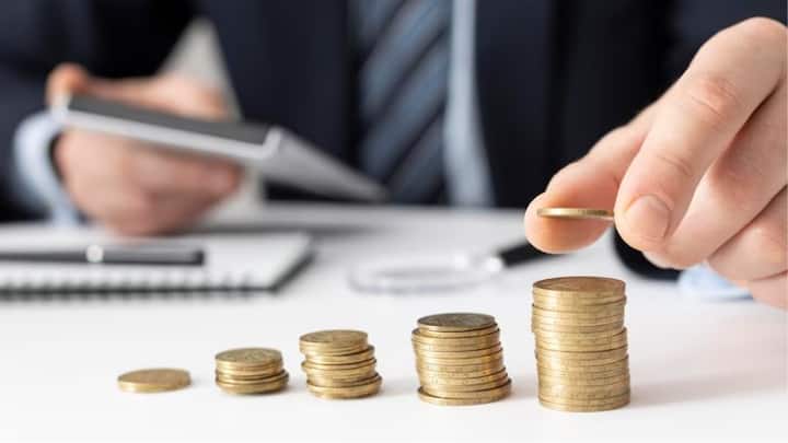 তবে কোনও কোনও সময় বিনিয়োগকারীদের প্রয়োজন পড়ে টাকা তোলার। তবে কি পিপিএফ থেকে মেয়াদের আগে টাকা তোলা যায় না ? ছবি- ফ্রিপিক