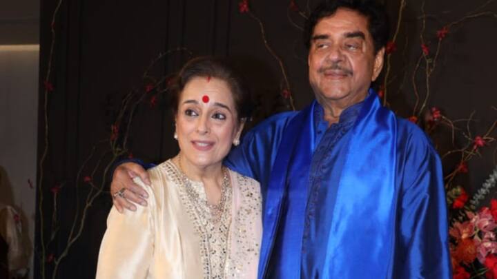 বিয়েতে মেয়ের পাশেই ছিলেন শত্রুঘ্ন এবং পুনম সিনহা। রিসেপশনে হাত ধরেই ঢোকেন তাঁরা।