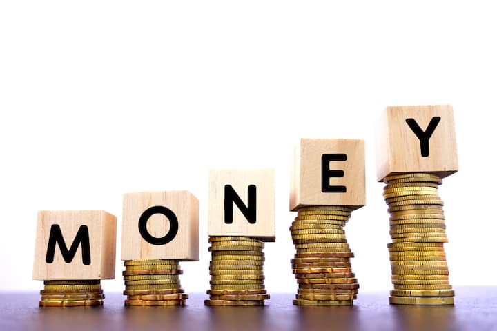 ডিয়ার লটারির খেলায় সন্ধে ৬টায় কোটি টাকা জিতেছে এই নম্বরটি - 95C 38625। বিক্রেতা ধনিয়াখালির। আবার রাত ৮টার ফলের দিকে নজর রাখলে দেখা যাবে প্রথম পুরস্কার জয়ী নম্বরটি হল - 47K 54978। বিক্রেতা রায়গঞ্জের।