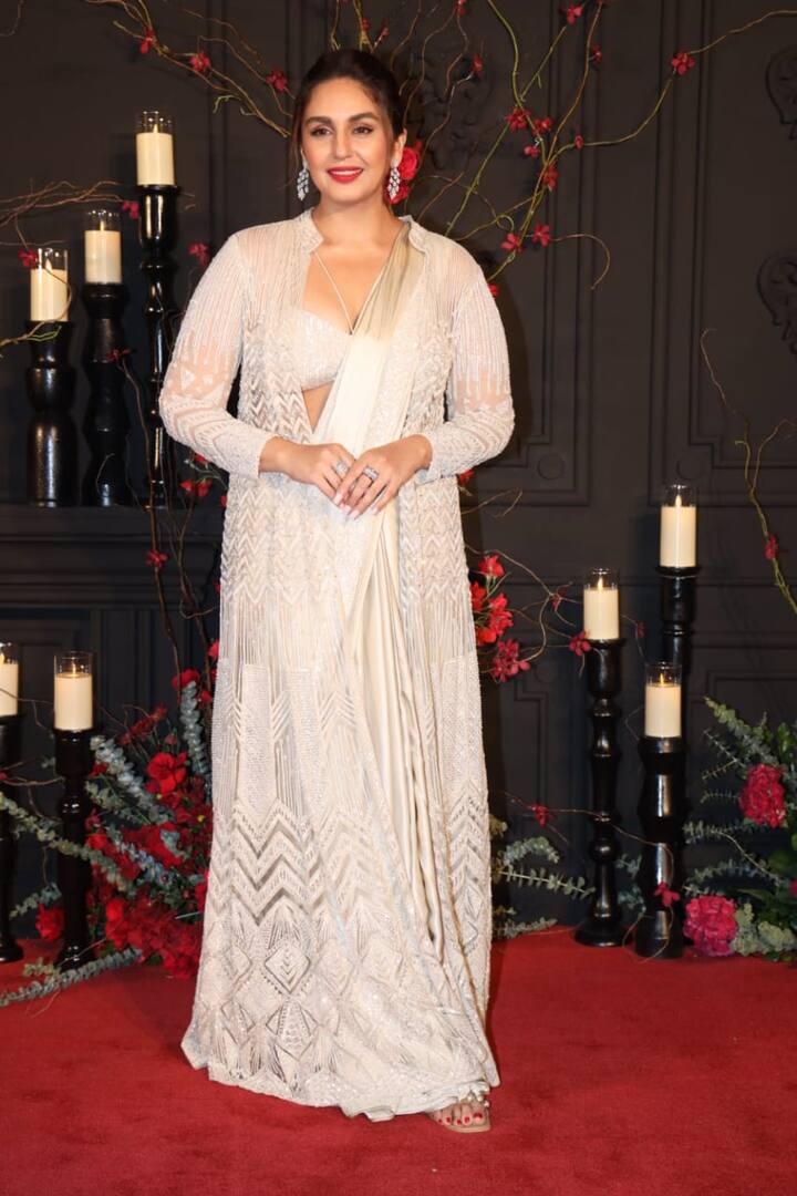 Huma Qureshi Photos New: హ్యూమా ఖురేషికి 37 ఏళ్ళు వచ్చాయంటే ఎవరైనా నమ్మగలరా? ఇప్పటికీ, ఎప్పటికీ తరగని అందం తన సొంతం అన్నట్టు ఉంటుంది. లేటెస్టుగా భువి నుంచి దివికి దిగివచ్చిన దేవకన్యలా ఆవిడ ఎలా మెరిసిపోయిందో చూడండి. 