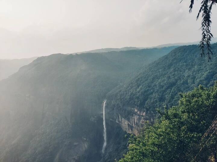 इस पैकेज का नाम है Essence of Meghalaya Group Package Ex-Guwahati. इस पैकेज के जरिए आपको गुवाहाटी, शिलांग, चेरापूंजी, डौकी और मावलिनोंग की सैर करने का मौका मिल रहा है.