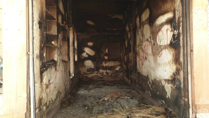 एक ट्रॉली से अधिक पत्थर 5 से 7 घरों की छतों से बरामद किए गए. बता दे कि ईद से कुछ दिन पहले पुलिस ने ड्रोन की मदद से क्षेत्र की छतों का सर्च ऑपरेशन किया गया था. उस दौरान किसी भी छत पर पत्थर मौजूद नहीं थे. अचानक इतने पत्थर कैसे आए. डीसीपी यादव ने कहा कि इस सेंसिटिव एरिया में प्रत्येक 7 दिन के भीतर ड्रोन की मदद से सर्च अभियान चलाया जाएगा. बिना काम के चो पर पत्थर इकट्ठा करने वालों पर सख्त कार्रवाई की जाएगी.