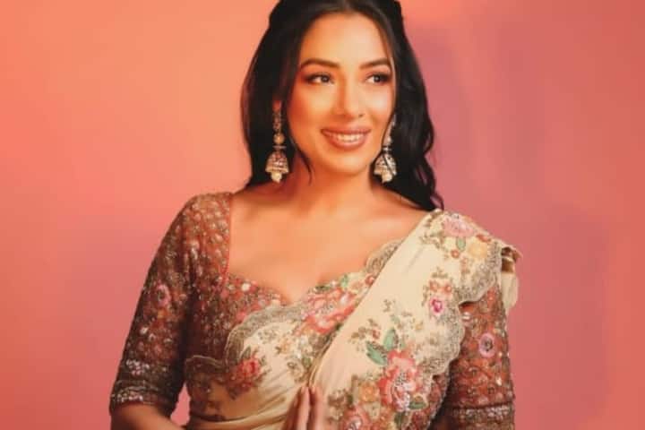 आप भी रूपाली की तरह खूबसूरत दिखने के लिए ऐसी साड़ियां पहन सकती हैं. यह सभी ऑप्शन आपके लिए बेस्ट है.