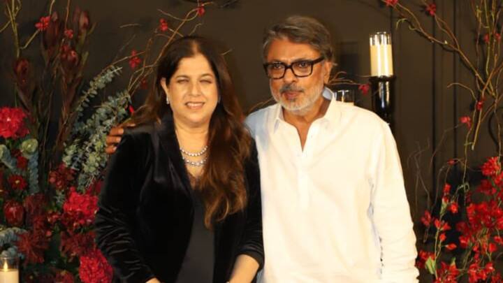 পরিচালক লঞ্জয় লীলা বনশালীই সোনাক্ষীর কেরিয়ারে জিয়ন কাঠি ছুঁইয়েছেন। তিনিও হাজির হন রিসেপশনে।