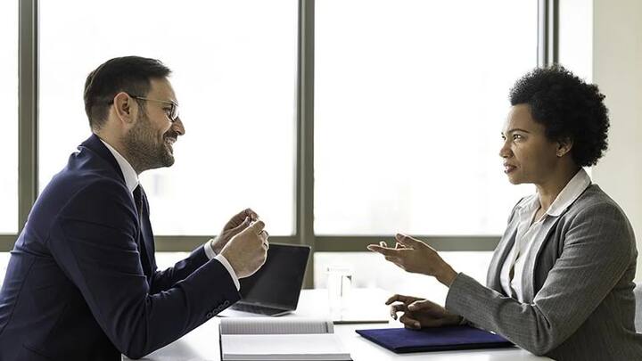 नोकरीच्या मुलाखतीचा अर्थ असा नाही की समोरची व्यक्ती बोलते आणि तुम्ही फक्त ऐकत राहाल. मुलाखतीत तुम्हाला तुमचे मत मांडण्याचंही पूर्ण स्वातंत्र्य आहे. मुलाखतीदरम्यान शांततापूर्ण पद्धतीने संभाषण करण्याचा उपाय बहुतेकदा सकारात्मक असतो. मात्र केवळ ऐकण्याच्या सवयीमुळे, अनेक वेळा तुम्हाला पगार आणि इतर गोष्टींबाबत तडजोड करावी लागू शकते.