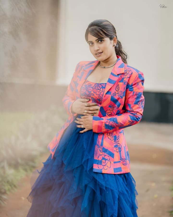 వీలు దొరికినప్పుడల్లా ఫారిన్ వెకేషన్స్ కు వెళ్లూ ఎంజాయ్ చేస్తుంటుంది. అక్కడి బీచులలో గ్లామరస్ పోజులతో ఆకట్టుకుంటుంది. Photo Credit: sravanthi_chokarapu/Instagram