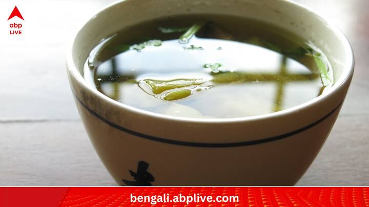 চালকুমড়োর খোসা এবং বীজ ছাড়িয়ে নিয়ে সেটি  puree বের করে নিতে হবে। তার পর সেটি ছেঁকে নিয়ে নুন, লেবুর রস ও গোলমরিচ মেশালেই তৈরি চালকুমড়োর রস। তবে একটি বিষয় মনে রাখা দরকার। সকলের জন্য সব ওষুধ যেমন কার্যকরী হয় না, তেমনই এই টিপসও সকলের কাজে নাও লাগতে পারে। ডাক্তারের পরামর্শ নিয়ে এগোলেই সবথেকে ভাল হয়। (ছবি:PIXABAY)