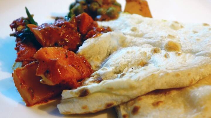 பலருக்கும் Naan நாண் பிடித்த உணவாக இருக்கும். இதை வீட்டிலேயே செய்யலாம். என்னென்ன தேவை: மைதா - 500 கிராம் உப்பு - 1/2 தேக்கரண்டி பேக்கிங் பவுடர் - 1 தேக்கரண்டி பேக்கிங் சோடா - 1 தேக்கரண்டி சர்க்கரை - 5 தேக்கரண்டி எண்ணெய் - 3 தேக்கரண்டி தயிர் - 1 கப் சூடான தண்ணீர் எண்ணெய் - 1 தேக்கரண்டி வெண்ணெய் கொத்தமல்லி இலை..