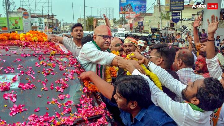 वाराणसी में आज कांग्रेस प्रदेश अध्यक्ष अजय राय ने कहा कि यह पूरी तरह से हिटलरशाही है. कि बच्चों को बोलने का अधिकार न दिया जाए. ऐसे में जो ट्यूशन करा रहे उनको भी बंद कराया जा रहा है.