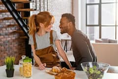 Relationship Tips: इन चार संकेतों से जानें आपका रिलेशनशिप हेल्दी है या नहीं...