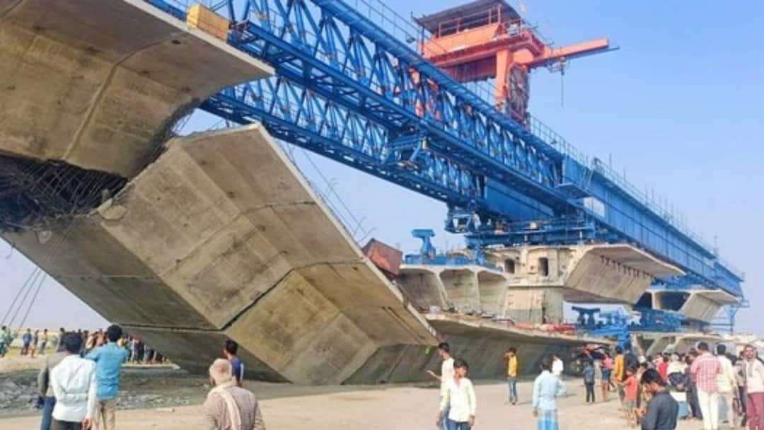 bihar third bridge collapsed in a week 50 feet bridge being built in motihari at rs 2 crore Bihar Bridge Collapse: బిహార్లో నిర్మాణంలో ఉండగానే కూలిన మరో బ్రిడ్జి, వారంలో మూడో వంతెన- ప్రభుత్వంపై విమర్శలు