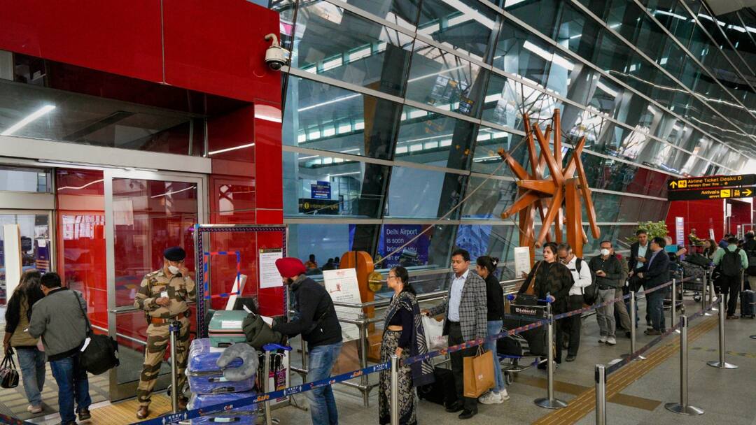 Hoax Bomb threat Delhi IGI airport prove false why Delhi police announce high alert  दिल्ली हवाई अड्डे पर बम की अफवाह निकली झूठी, आरोपी को पकड़ने के बाद क्यों नहीं कुछ कर पाई पुलिस?