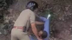 मसूरी में दरोगा ने टैक्सी चालक को पीटा, वीडियो वायरल होने पर सीओ ने दरोगा को नौकरी से हटाया