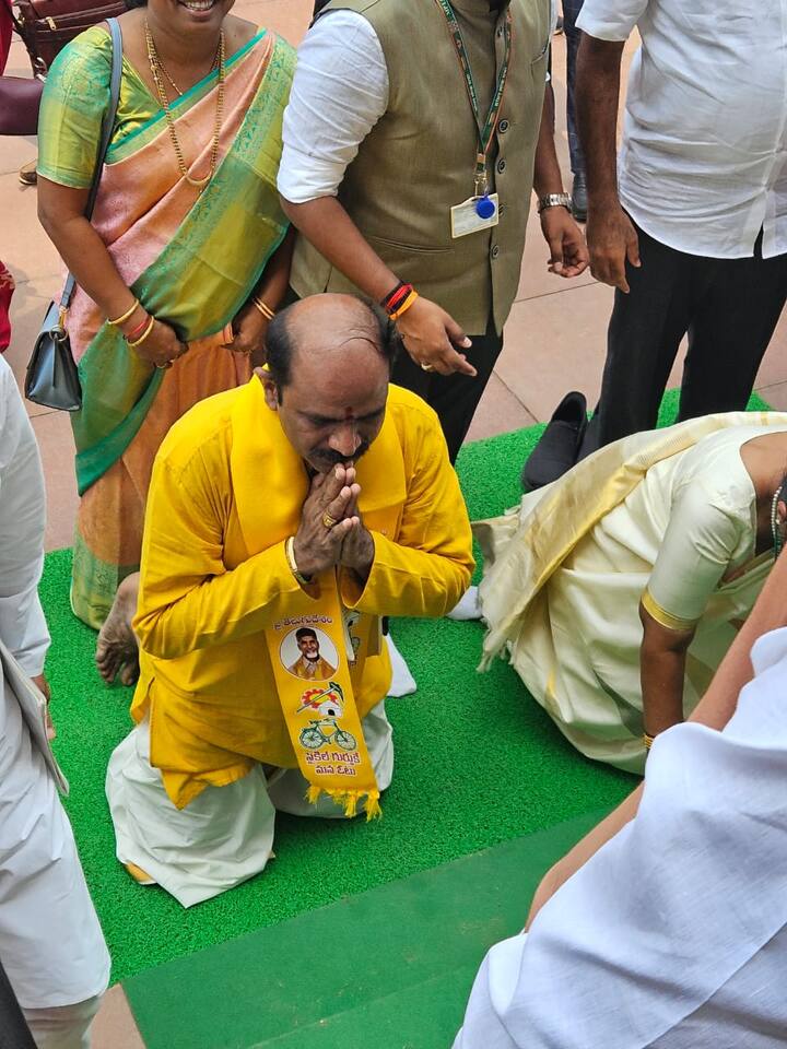 పార్లమెంట్లో అడుగు పెట్టే ముందు పార్లమెంట్ ద్వార వద్ద మోకాళ్లపై నమస్కరించి అనంతరం లోక్సభలోకి అడుగుపెట్టారు.