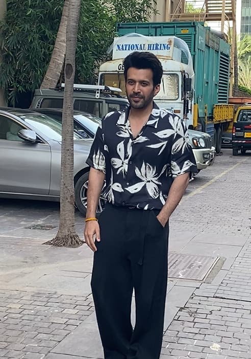 इस दौरान एक्टर अंजुम शर्मा भी टीम के साथ नजर आए. जिन्होंन पैपराजी को कई सारे पोज दिए.